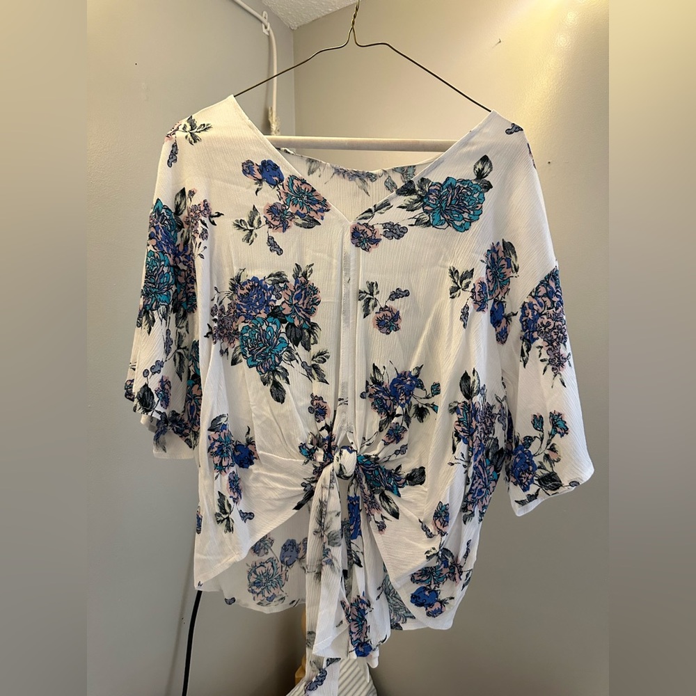 Rhee tie front top, new with tags.